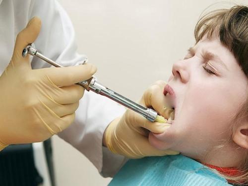 Injection-of-local-anesthesia-in-dentistry